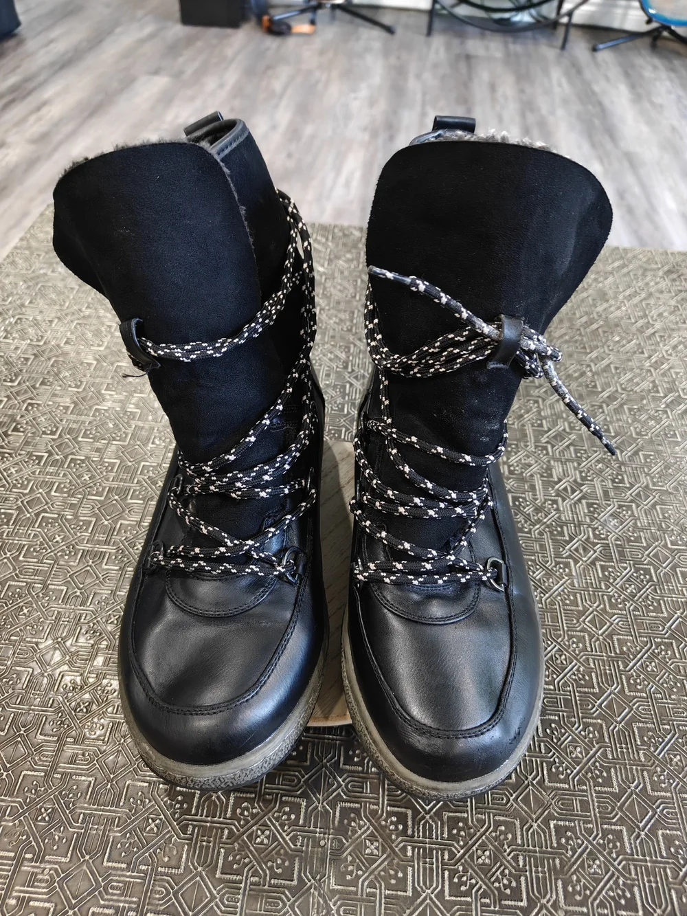 Wanderlust Danette Black Winter Ankle Boots with Gray Shearling Cuff Size 10